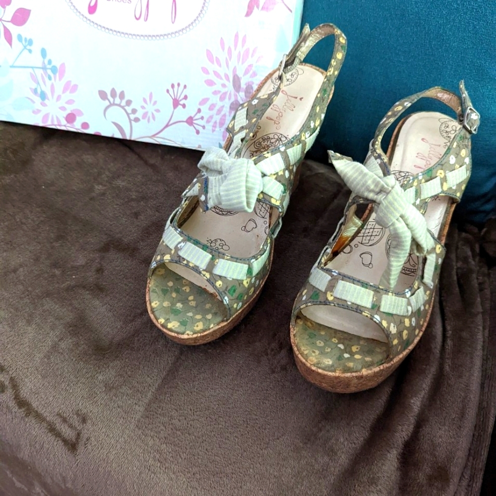 Shoes - Picture 2 of 4
